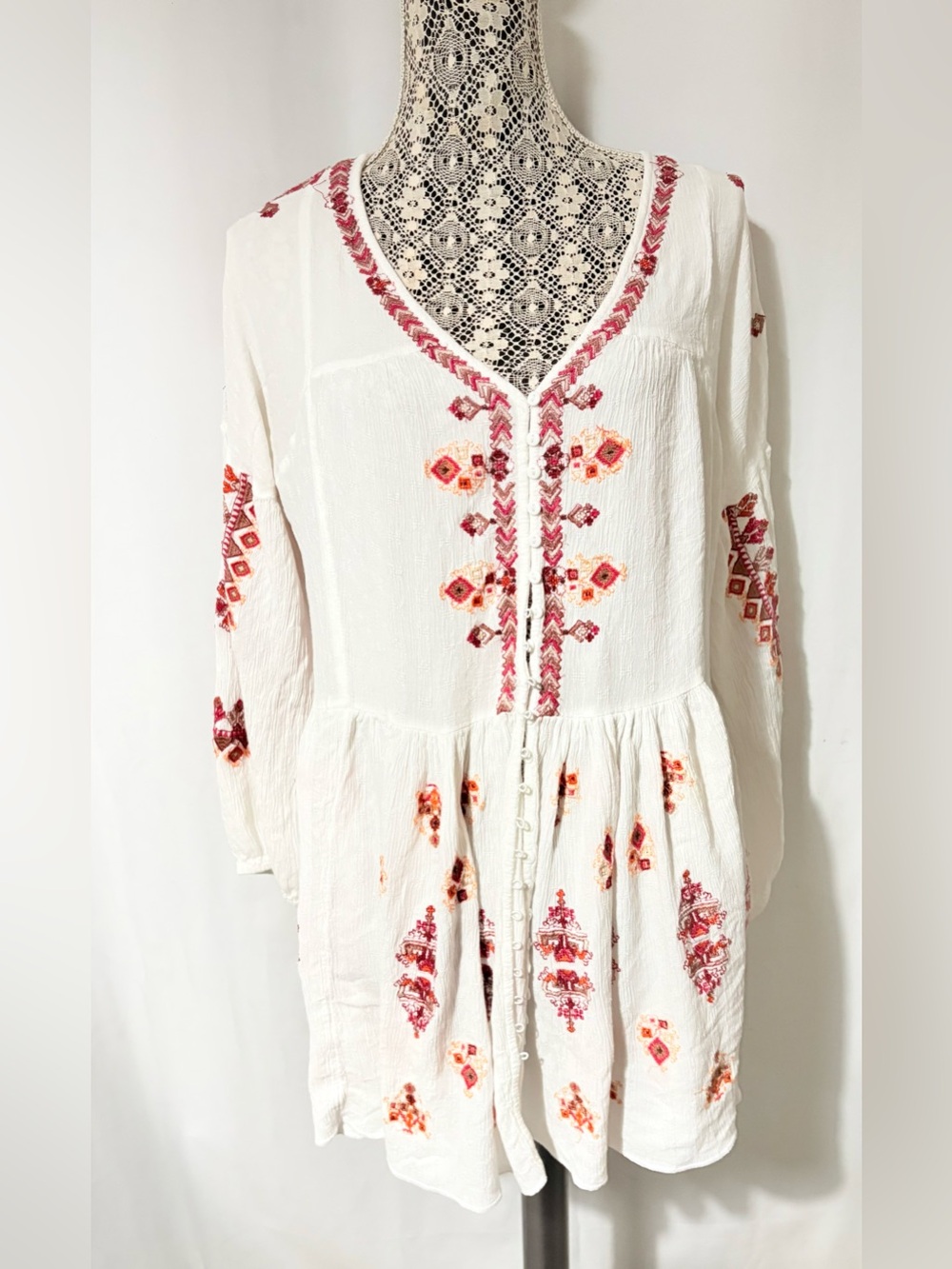 Free People SZ L Boho Embroidered V-Neck White Tunic Top Embroidered Accents
